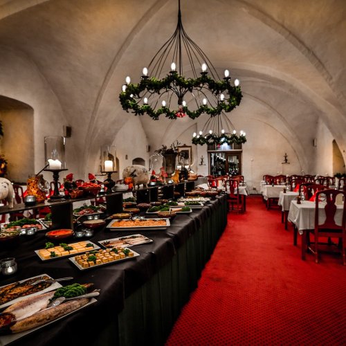 Et overdådigt julebord i klosteret